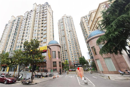 益王府花园，精装，带储藏室，可按揭，位置好3室2厅1卫1